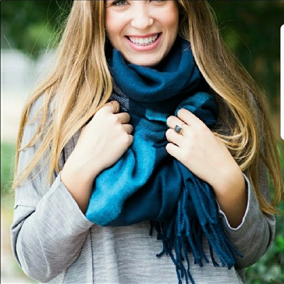 Navy scarf with fringe - Picture 3 of 4